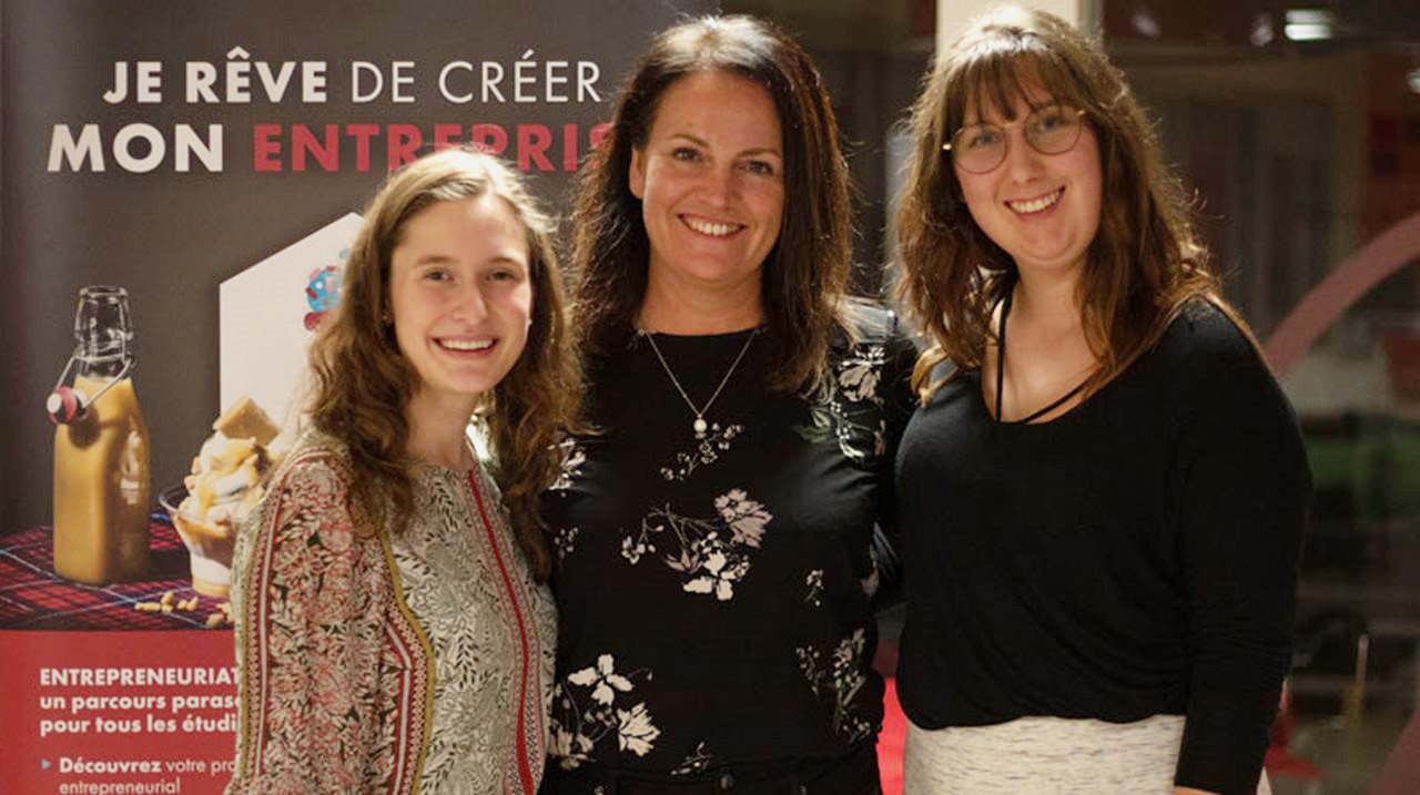 Valérie Huppé, conseillère en entrepreneuriat, entourée d'Émilie Pelletier et Roxanne Charbonneau