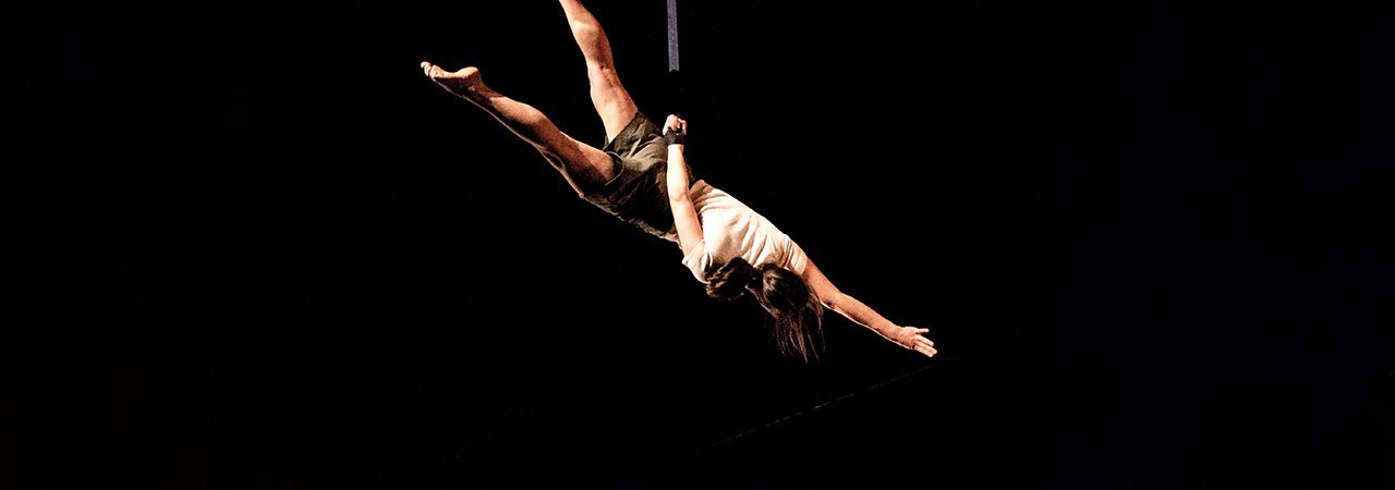 artiste de cirque en acrobatie aérienne