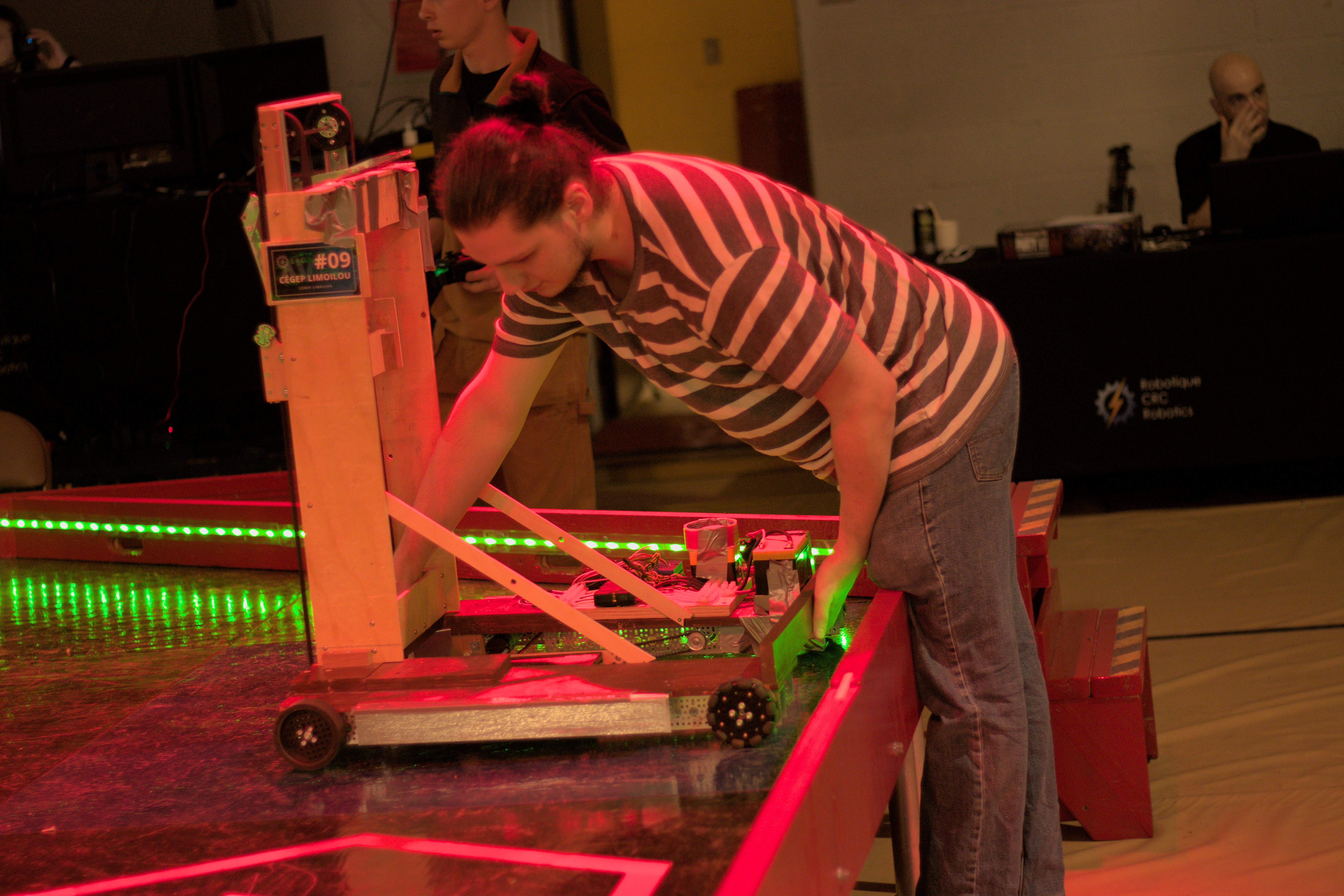 Un étudiant de Robotique Limoilou qui travaille sur le robot en bois recyclé 