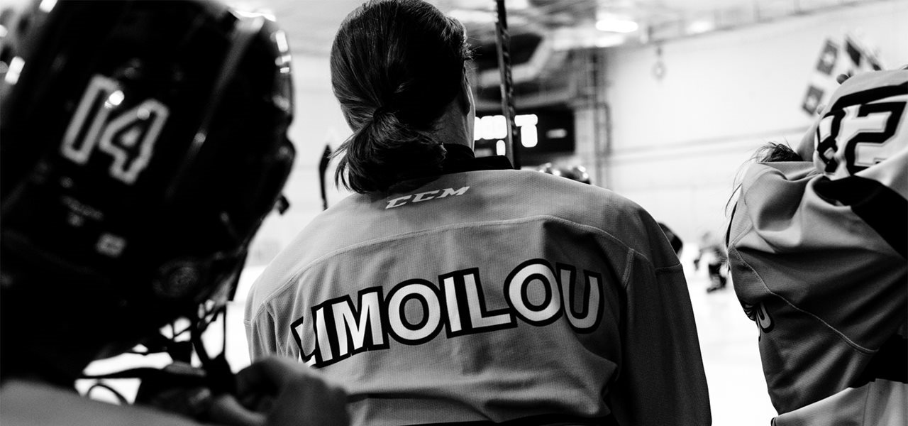 Vue de dos sur joueuse de hockey des Titans du Cégep Limoilou, l'inscription Limoilou en évidence sur le mot de son gilet
