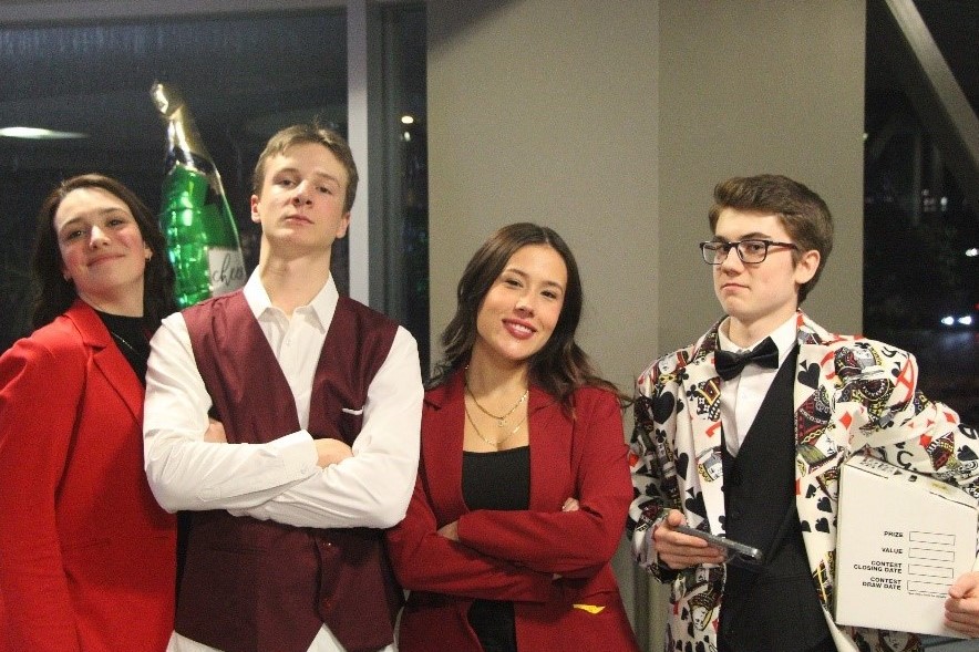 Étudiants et étudiantes en costume de croupiers à la soirée casino