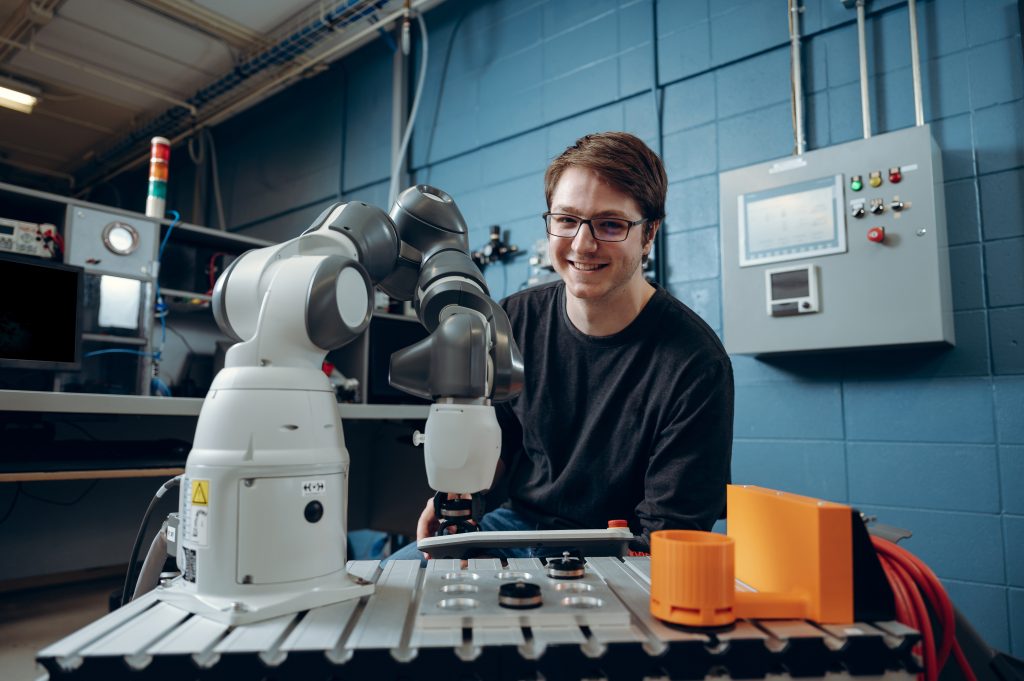 Un étudiant travaille sur une machine de placement.