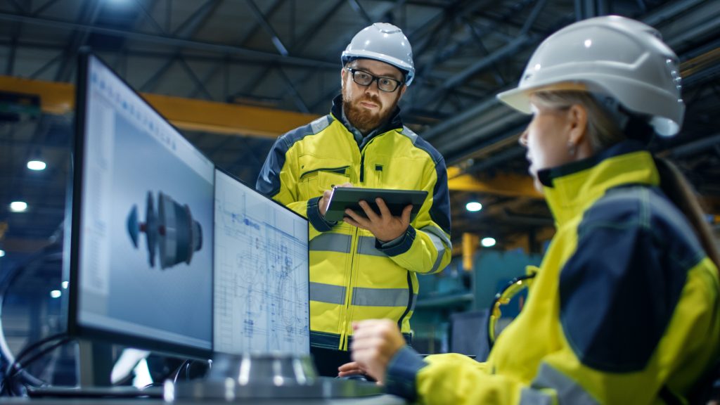 deux ingénieurs en usine