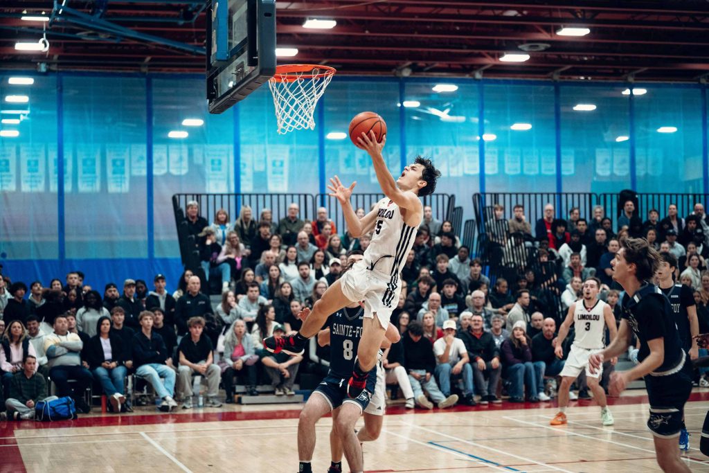 Joueurs de basketball en action.
