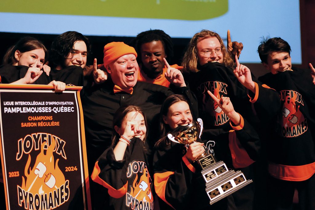 Équipe d'impro ayant gagné un trophée.
