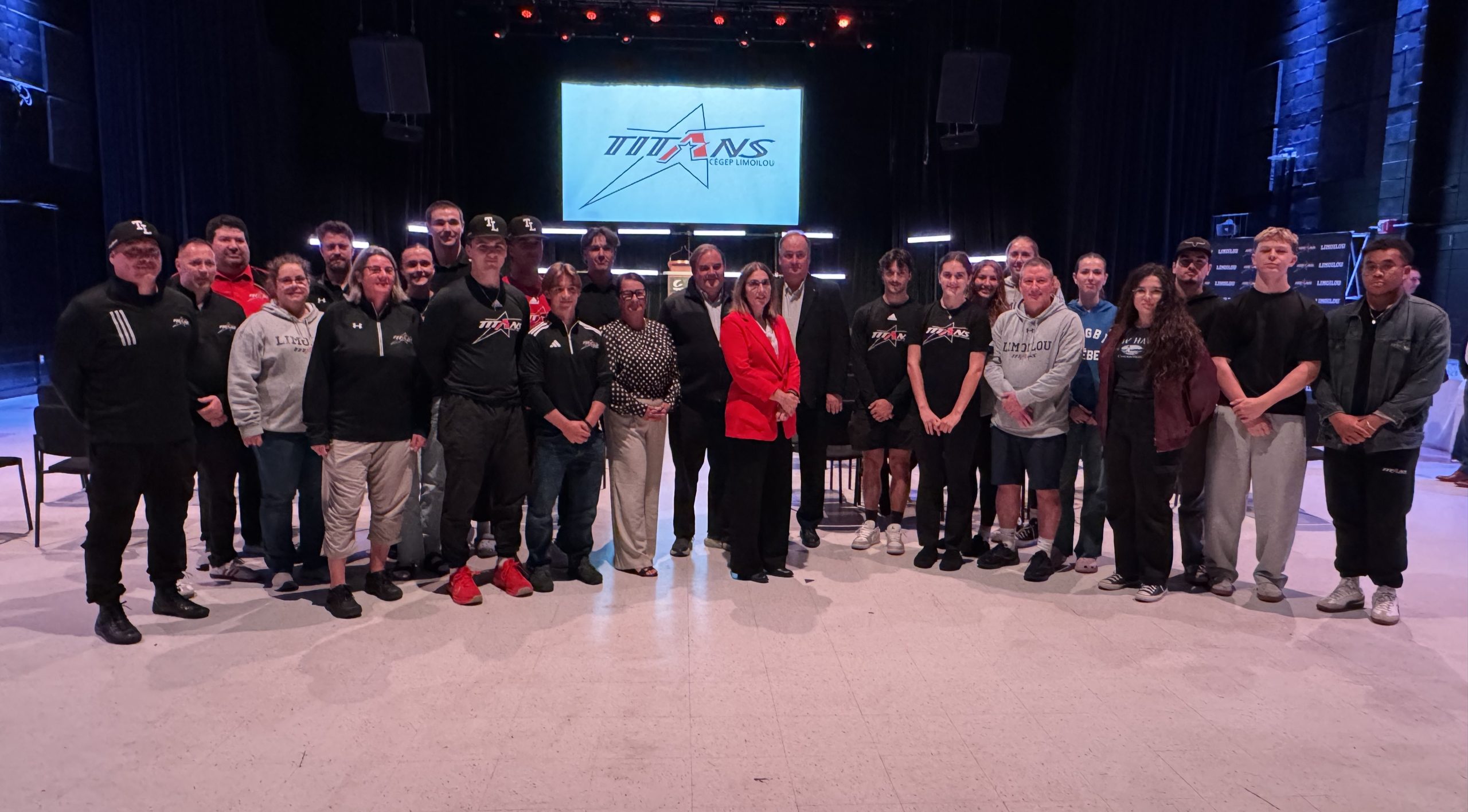 Groupe d'étudiants et d'étudiants athlètes lors de la remise du don des familles Leclerc et Molson