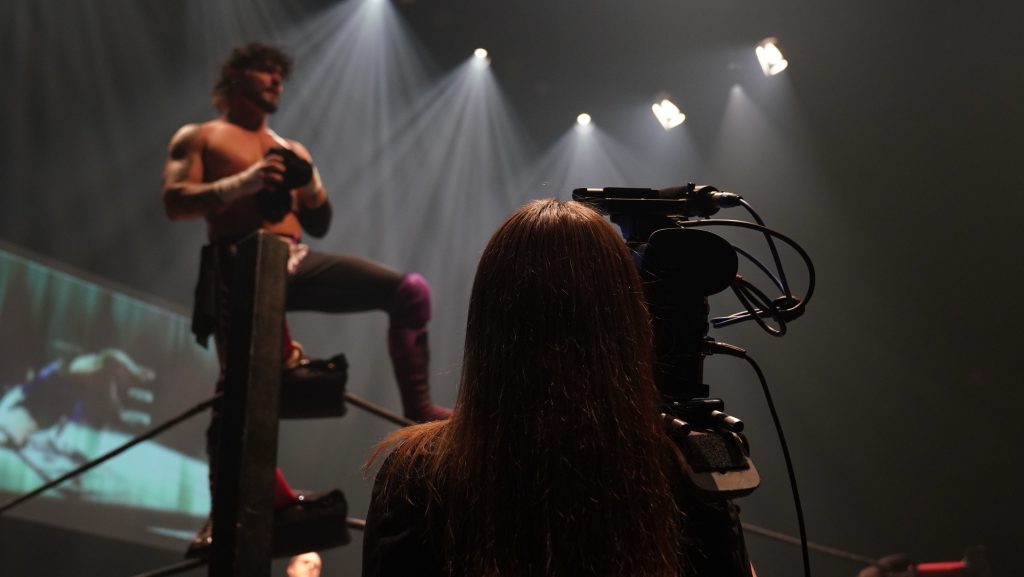 Éloïse derrière la caméra lors d'un tournage d'un match de lutte