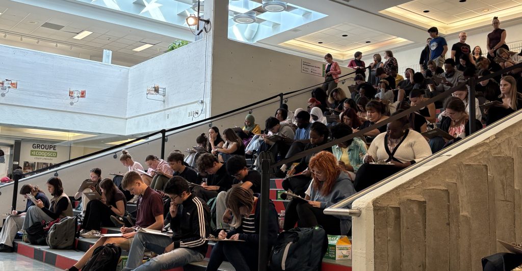 Participantes et participants à la 5e édition de la dictée, dans le Grand escalier