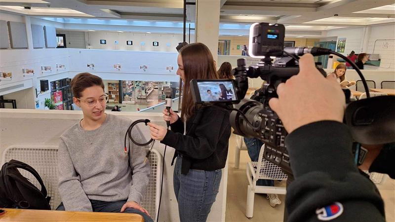 Éloïse au micro, en train de faire une entrevue