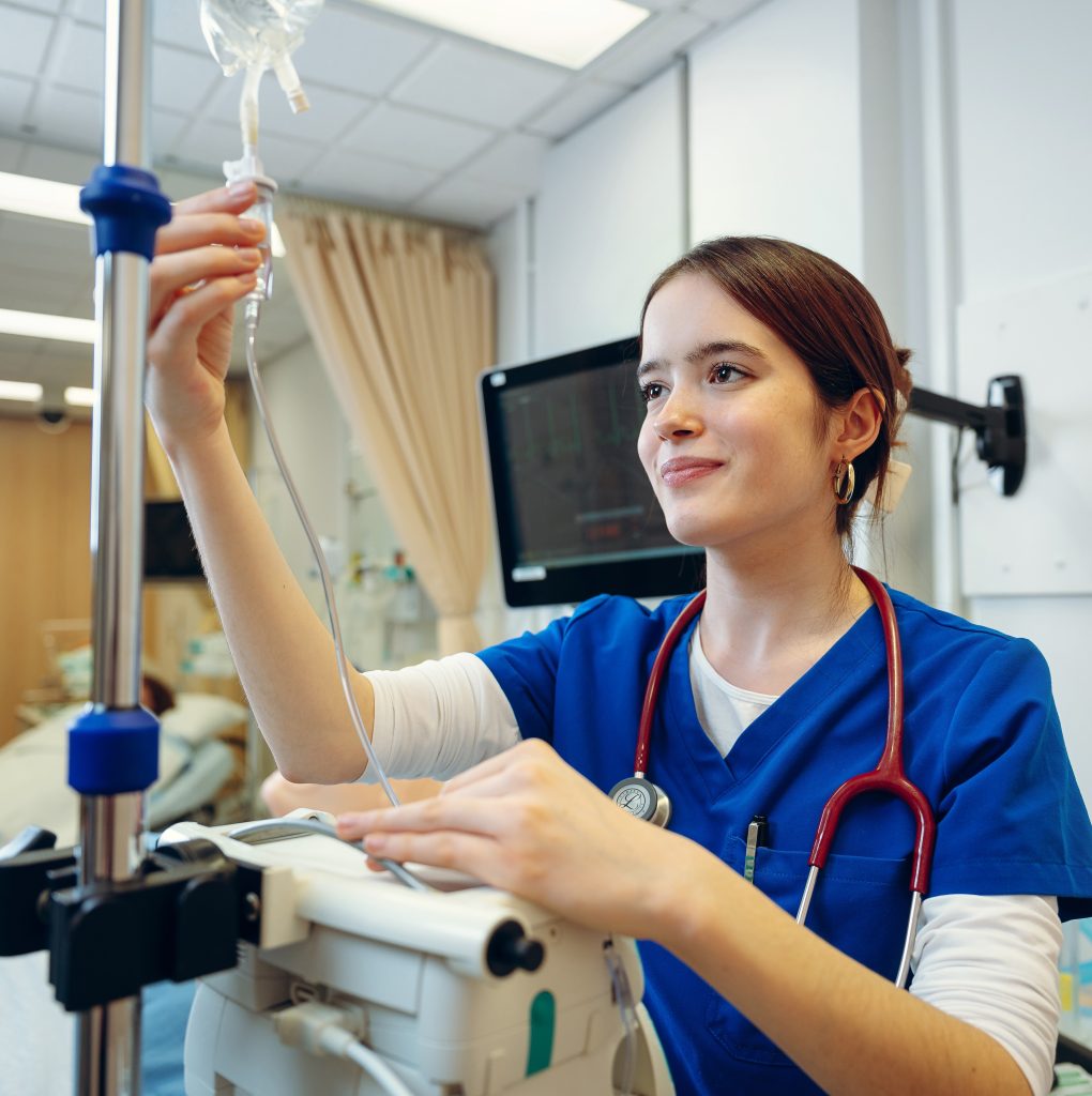 Étudiante en soins infirmiers qui manipule un soluté