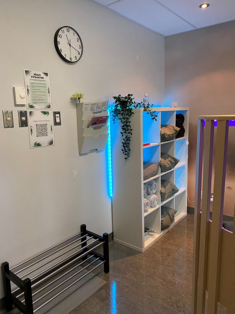 Espace Zen avec bibliothèque de coussins et couvertures