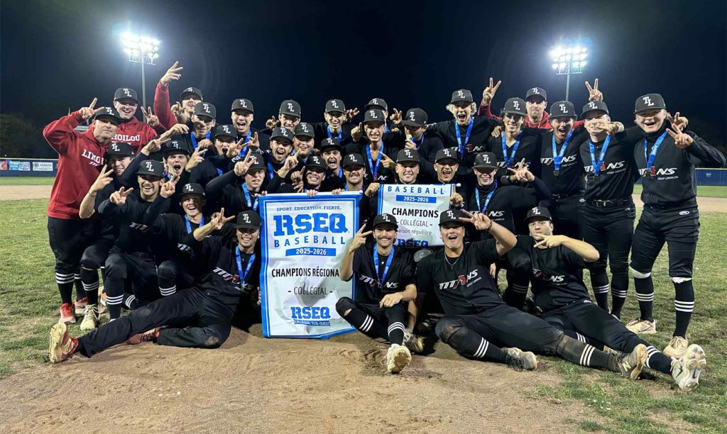 Équipe de baseball sur un terrain, montrant le prix qu'ils ont remporté.