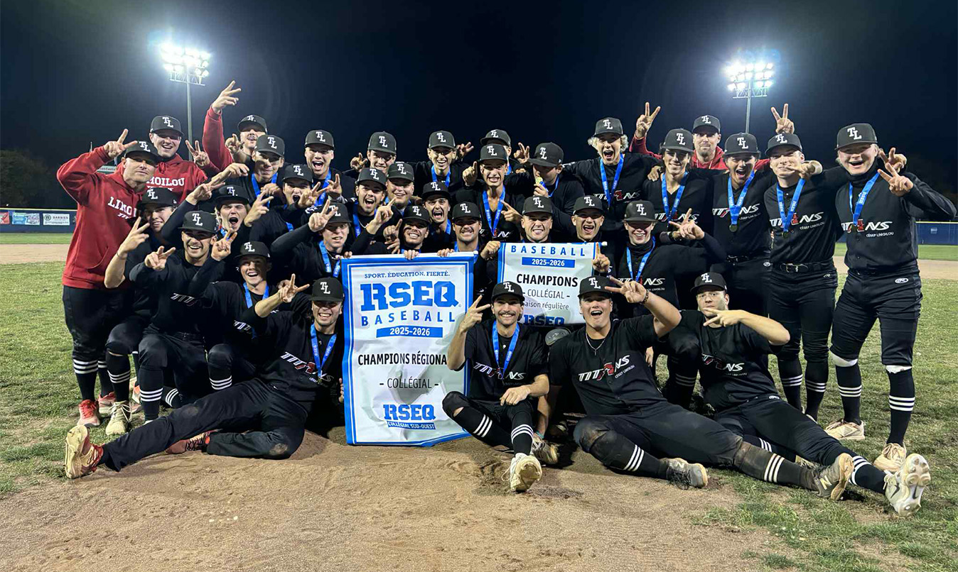 Équipe de baseball sur un terrain, montrant le prix qu'ils ont remporté.
