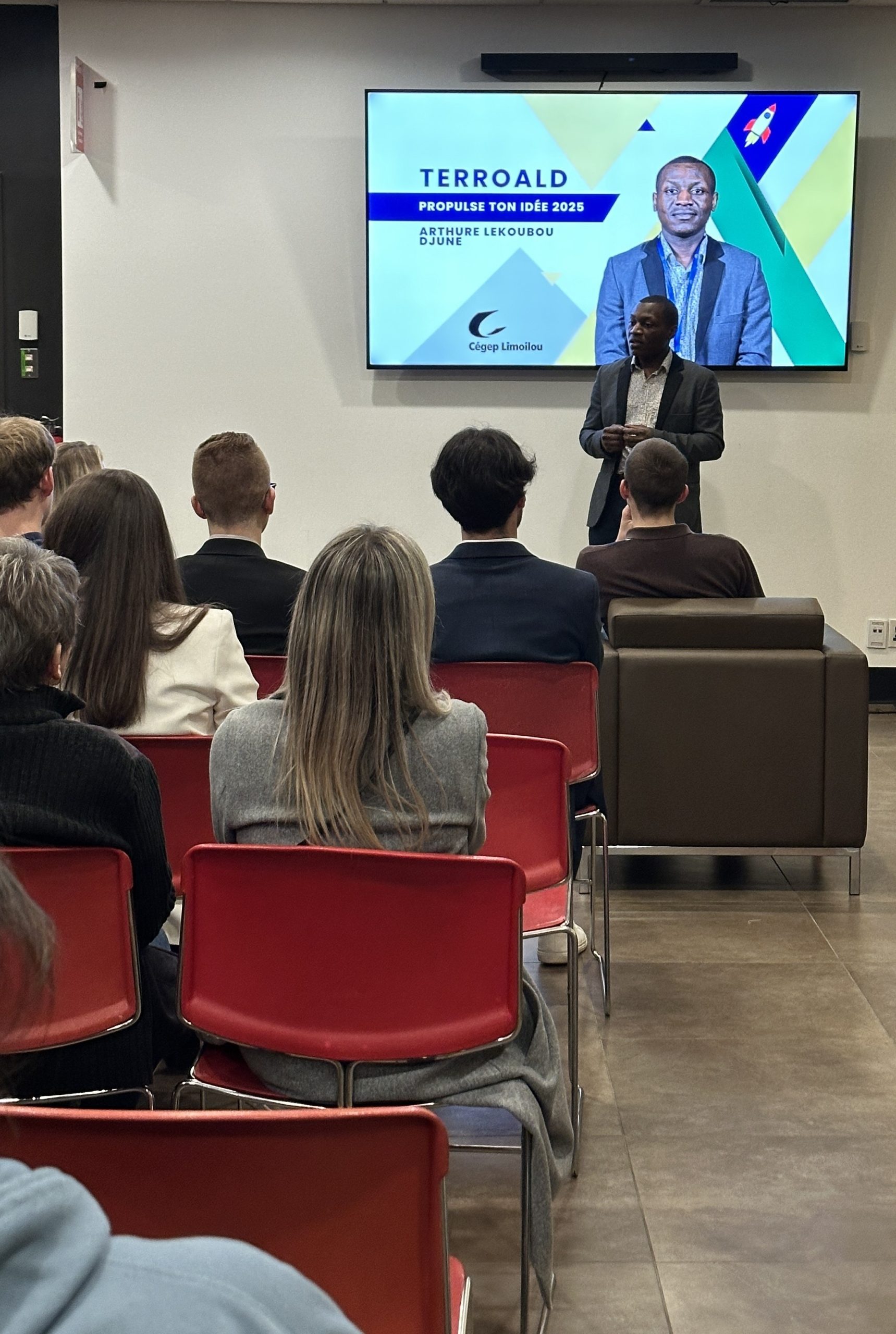 Arthure Lekoubou Djune lors de la présentation de son projet devant l'assistance