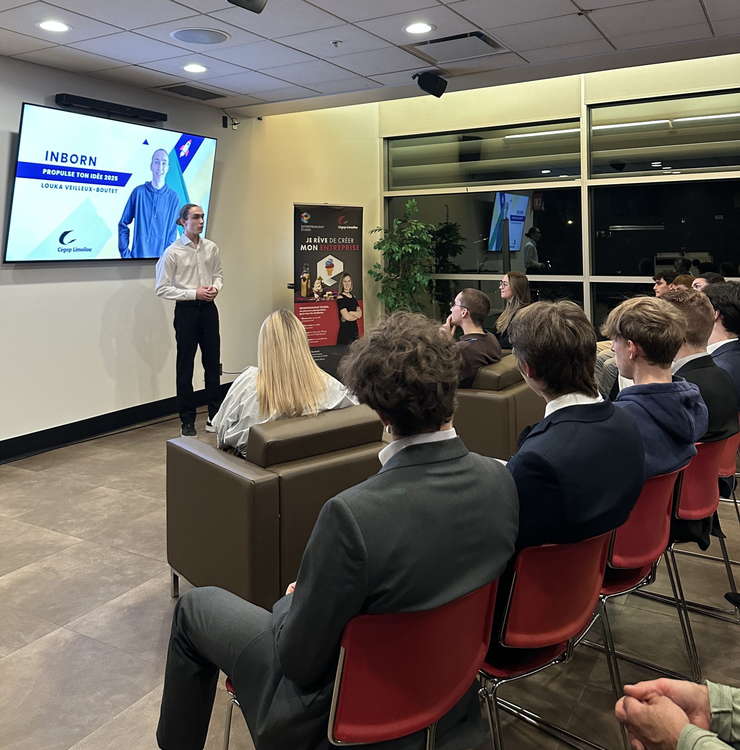 Louka Veilleux-Boutet devant l'assistance lors de la présentation de son projet Inborn