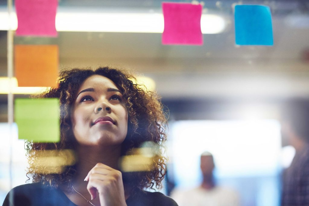 jeune femme en processus créatif