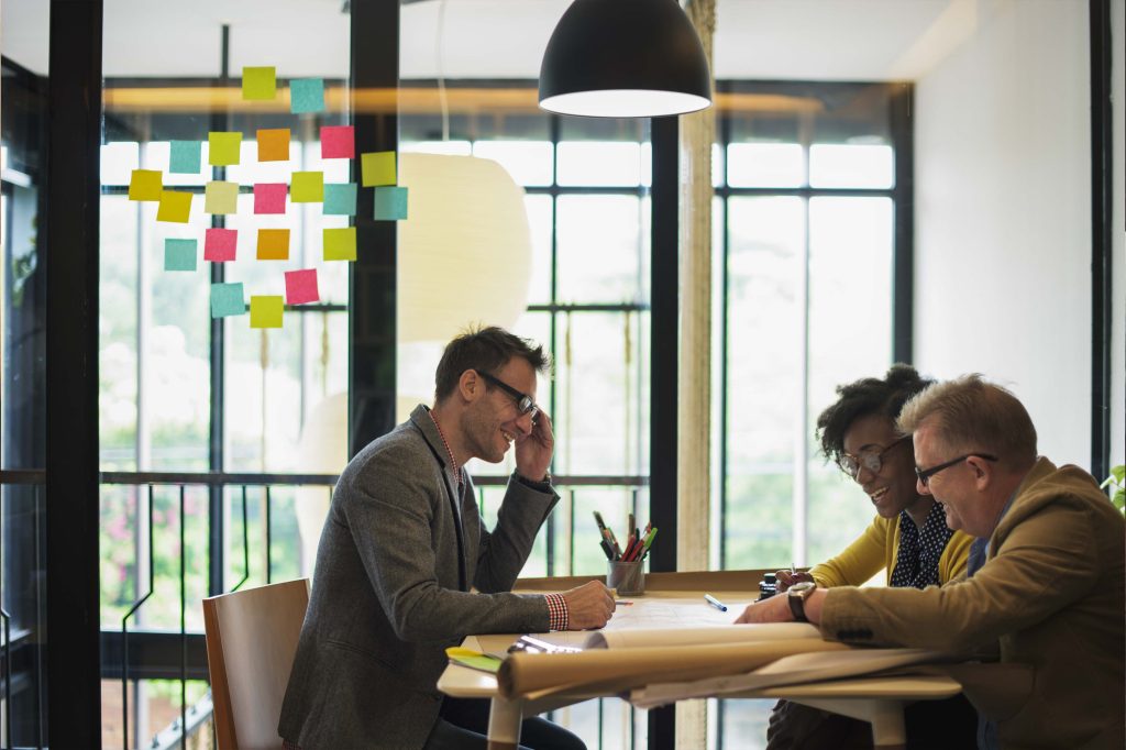 une équipe en brainstorm