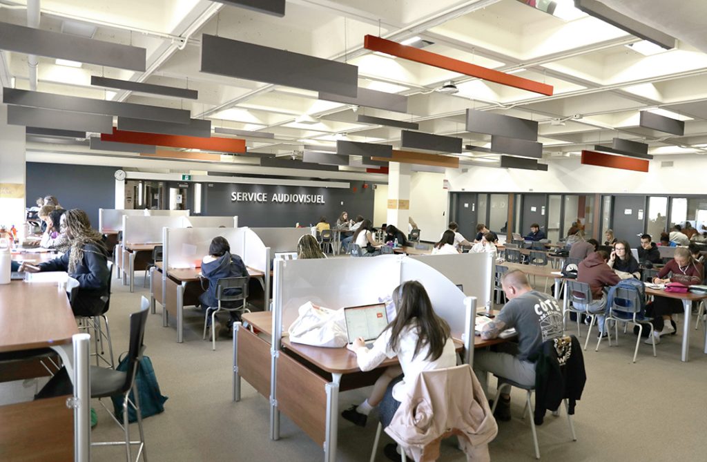 Étudiants étudiant à la bibliothèque