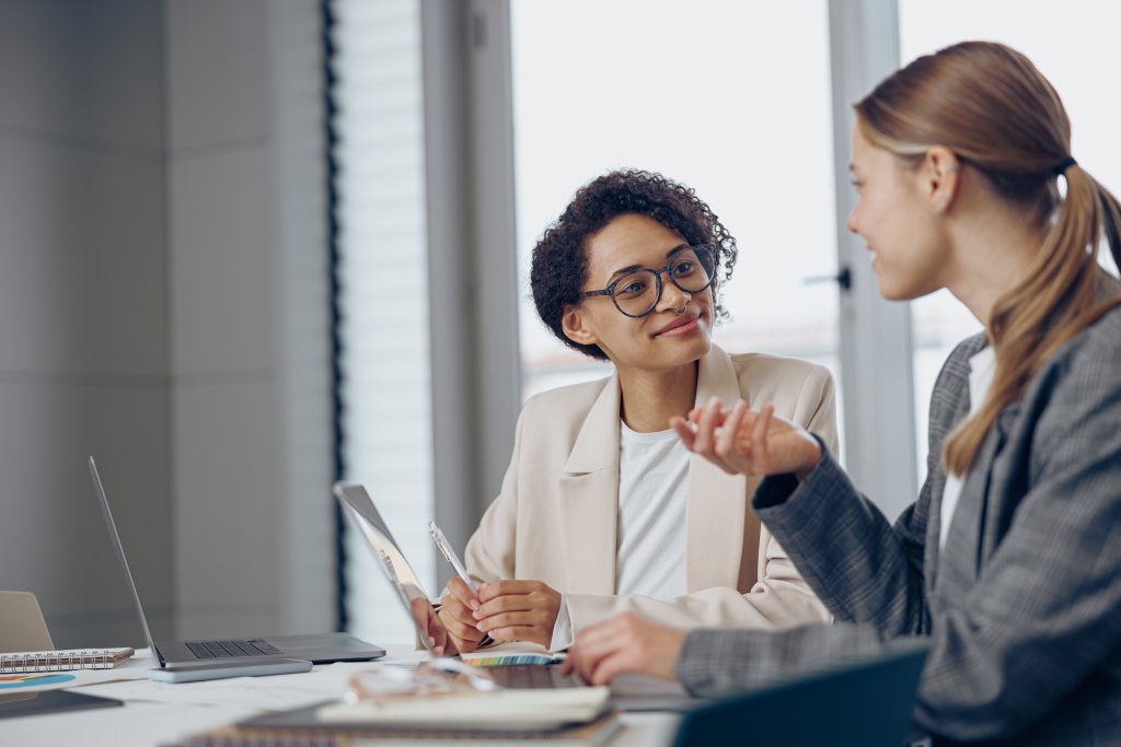 deux collègues discutent avec une attention soutenue.