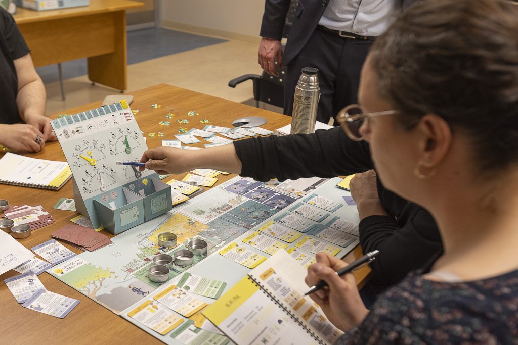 Une équipe participe à la simulation de l'Année de l'innovation