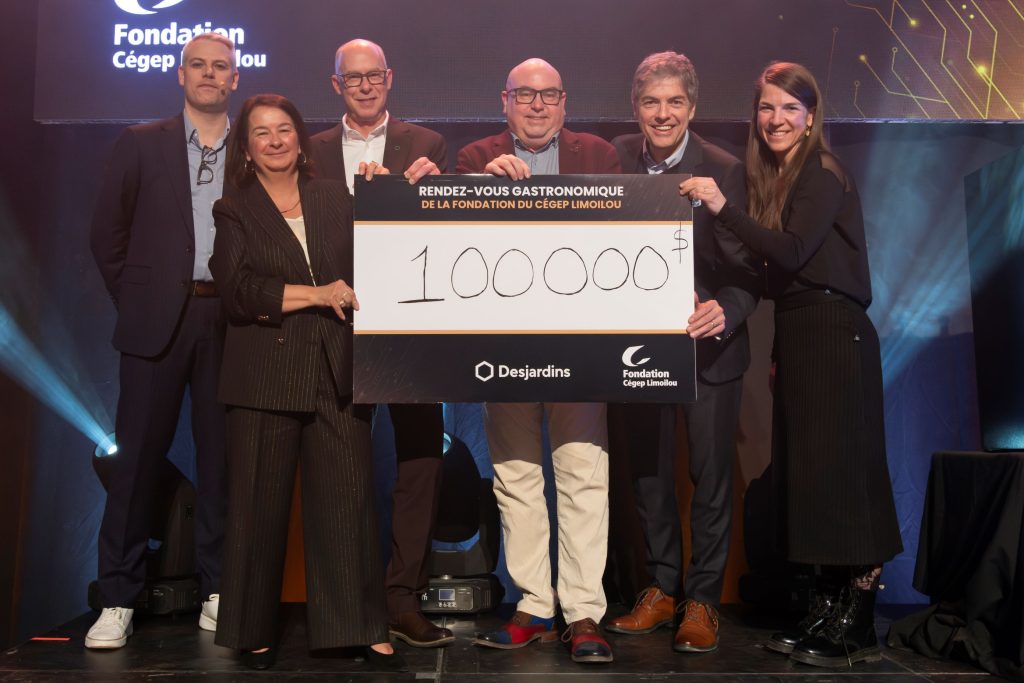 Équipe du Cégep Limoilou avec l'animateur de la soirée et les partenaires des Caisses populaires lors de la remise du chèque de 100 000$
