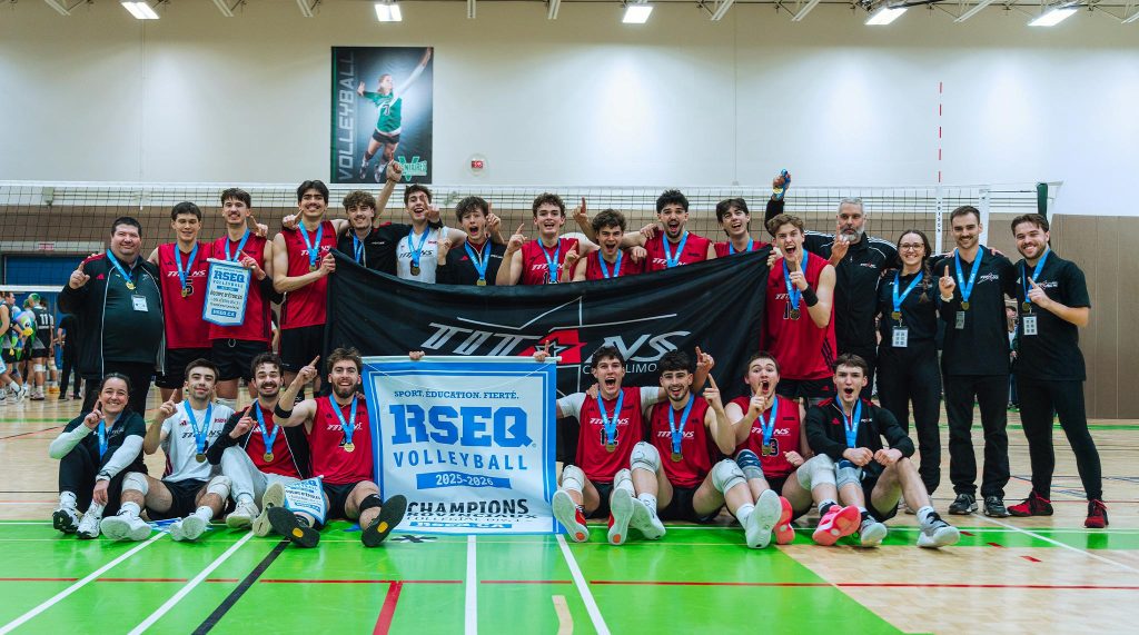 L'équipe de volleyball division 1 des Titans avec la bannière du championnat provincial