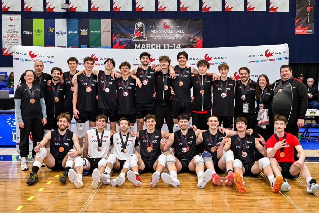 L'équipe de volleyball D1 en groupe sur le terrain au championnat canadien.
