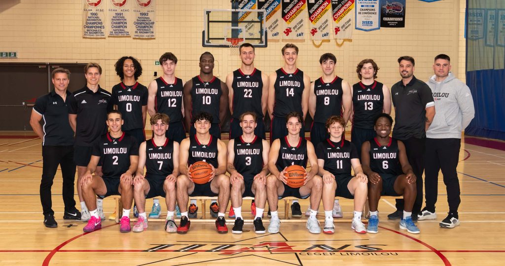 Équipe de basketball masculin division 2 en uniforme, sur le terrain.