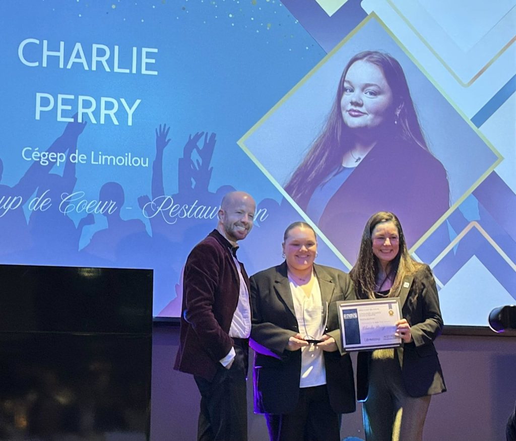 L'étudiante Charlie Perry reçoit son prix de l'AQFORTH.