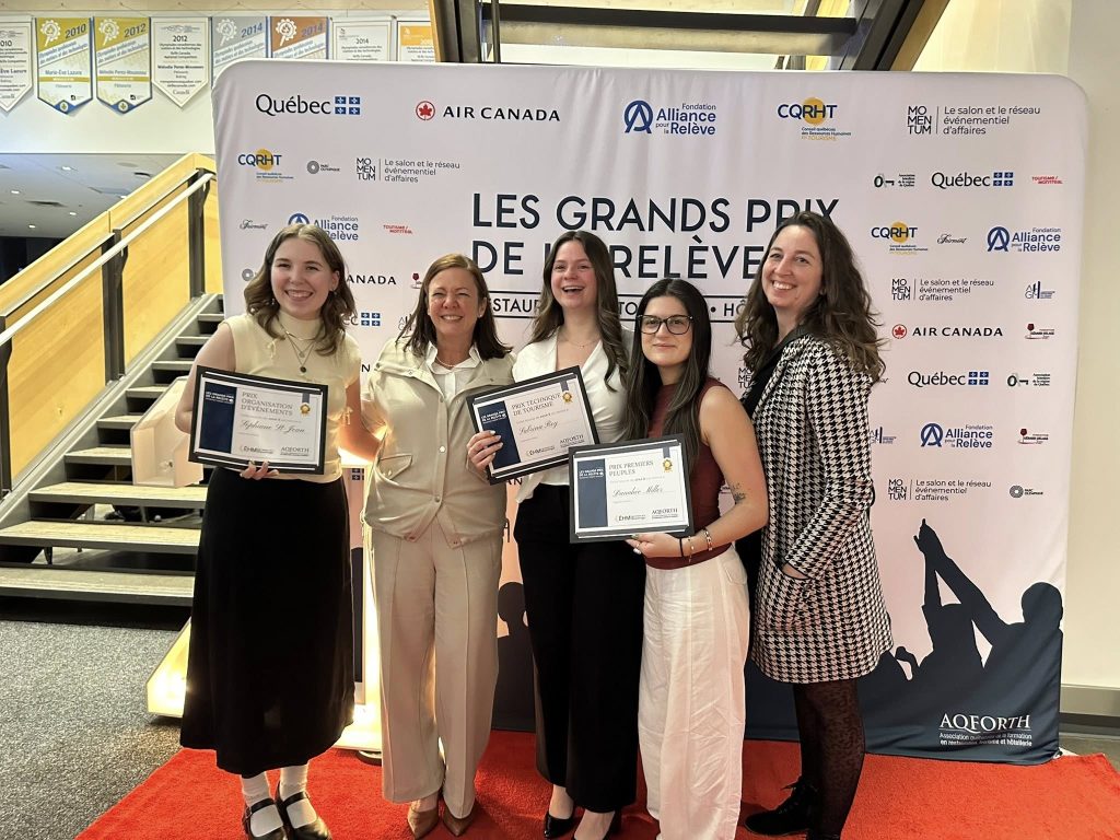 Les étudiantes lauréates des Grands Prix de l'AQFORTH avec leur enseignante