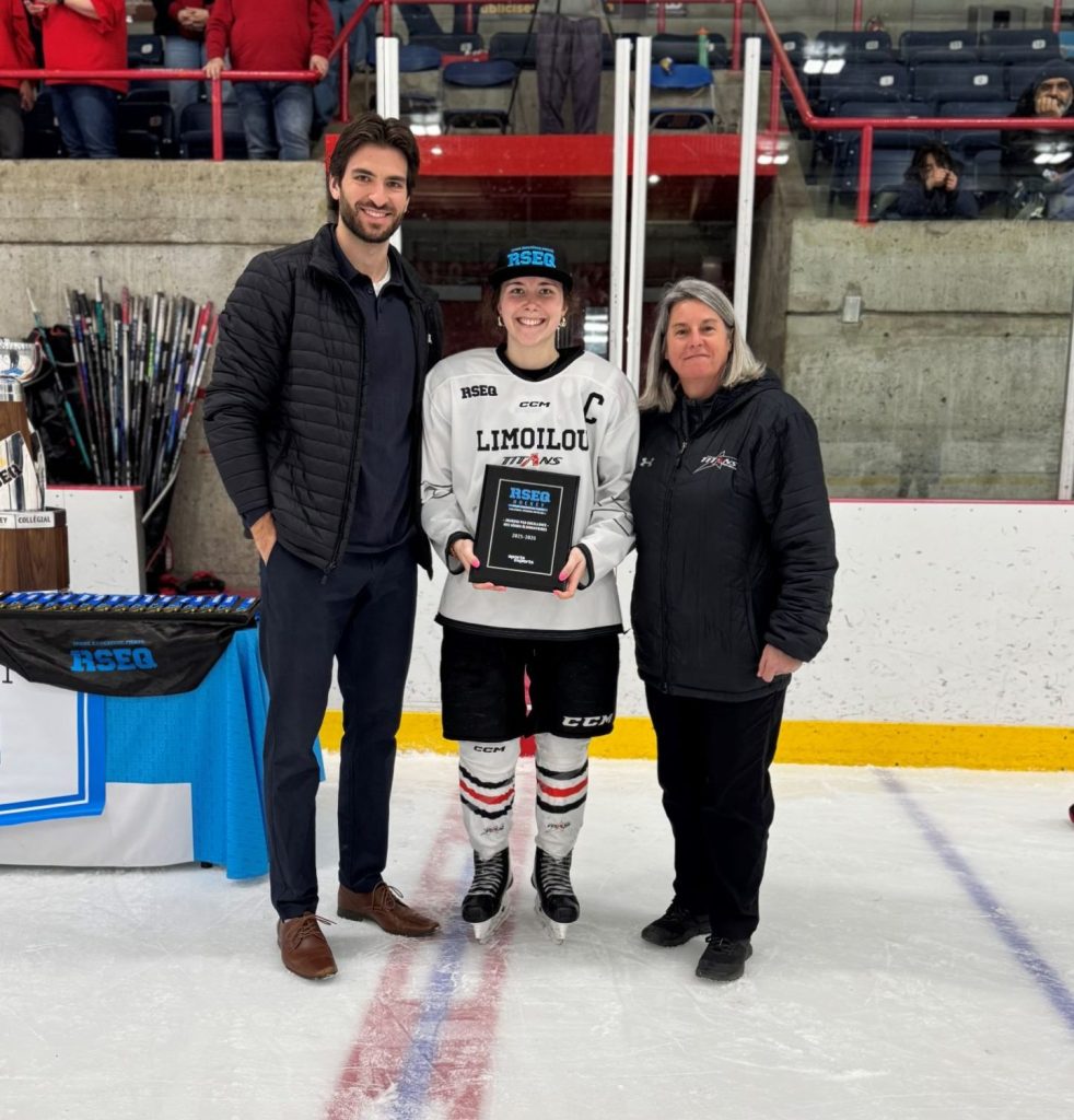 Rosalie Breton, qui reçoit la plaque de la joueuse par excellence des séries.