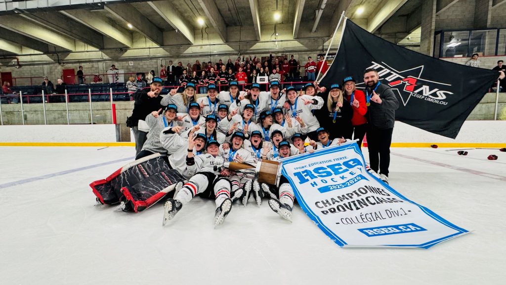 L'équipe des Titans regroupée sur la glace, avec la bannière de championnat et le drapeau des Titans.