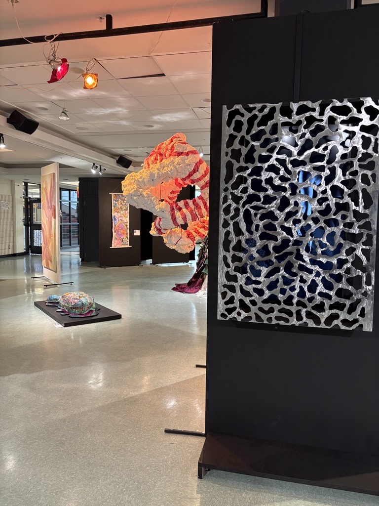 Exposition de plusieurs œuvres d'art.
