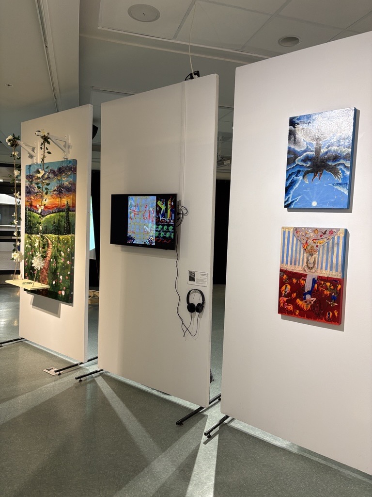Exposition de plusieurs œuvres d'art.