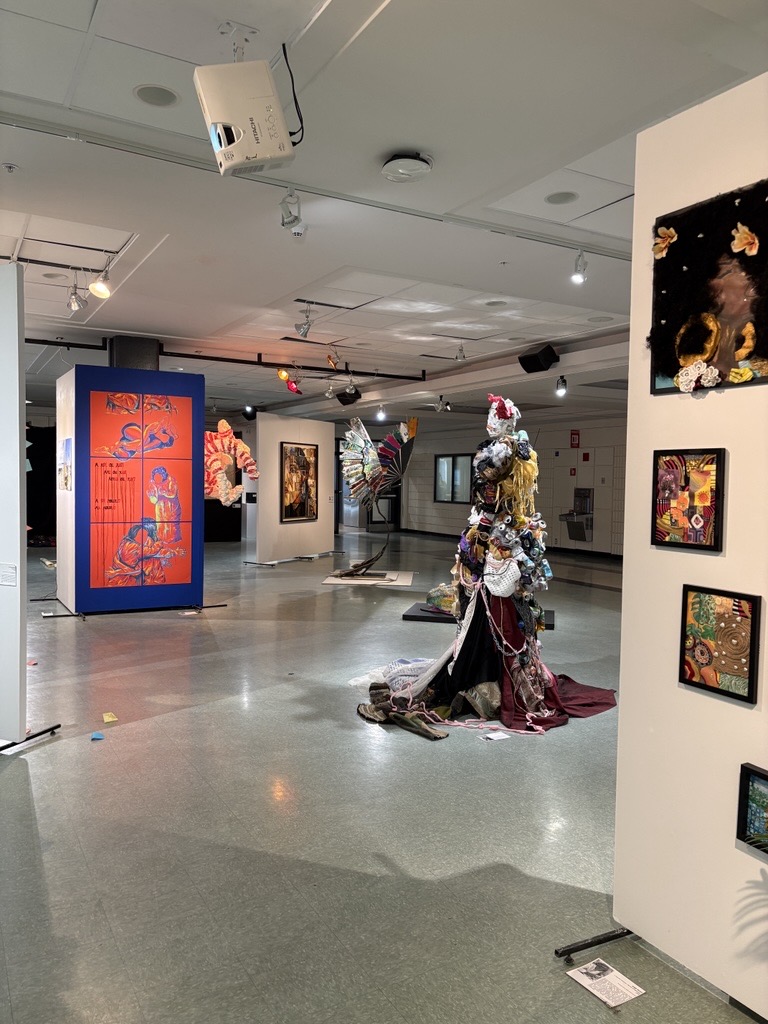 Exposition de plusieurs œuvres d'art.