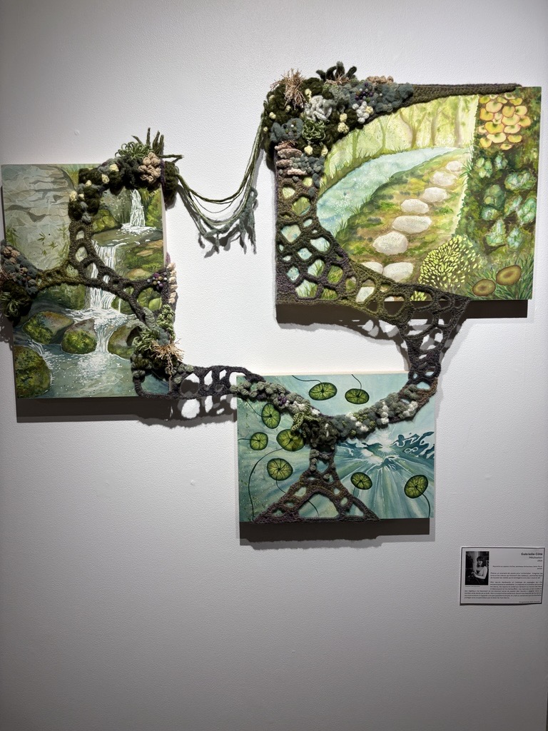 Œuvre d'art sur trois tableaux différents interreliés.