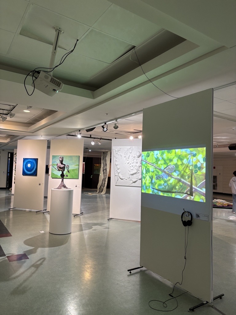 Exposition de plusieurs œuvres d'art.