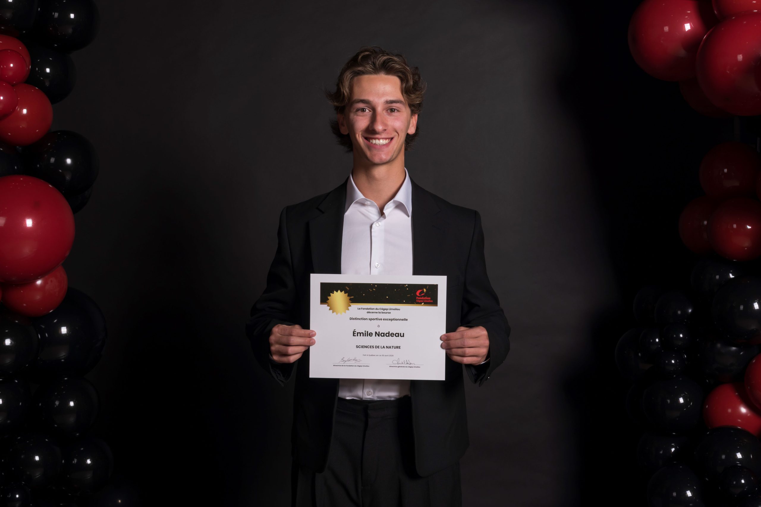Émile Nadeau, souriant avec son certificat du Mérite étudiant 2026