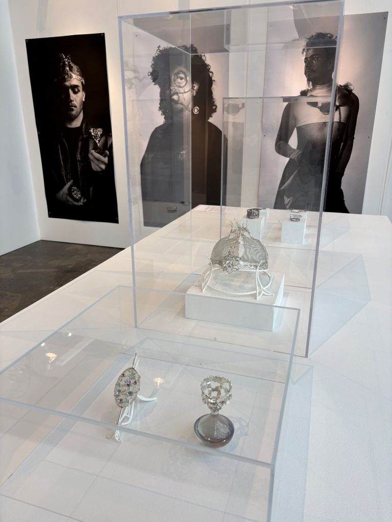 Bijoux en argent dans un présentoir.