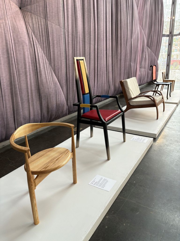 Quatre chaises de différentes tailles dans une exposition