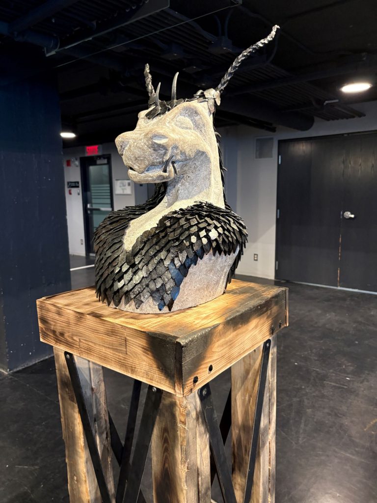 Sculpture d'une tête animale