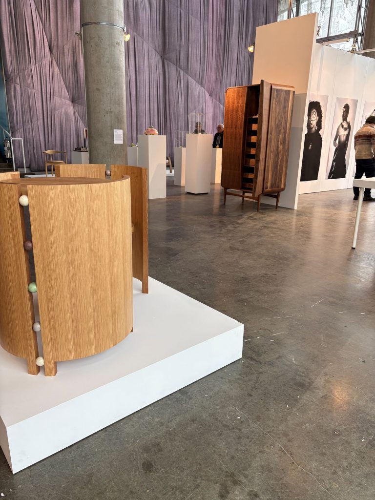 Oeuvres en bois faisant partie d'une exposition
