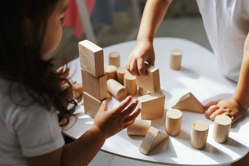 Enfants qui jouent avec des blocs en bois