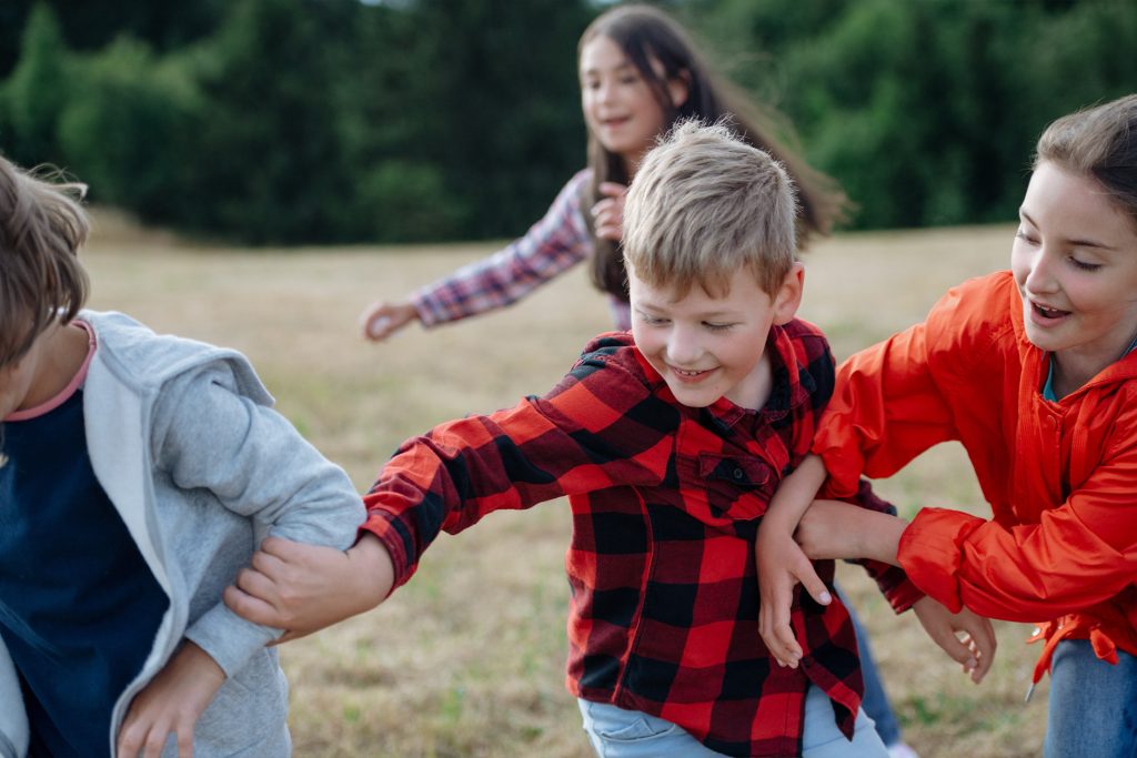 Enfant qui jouent dehors