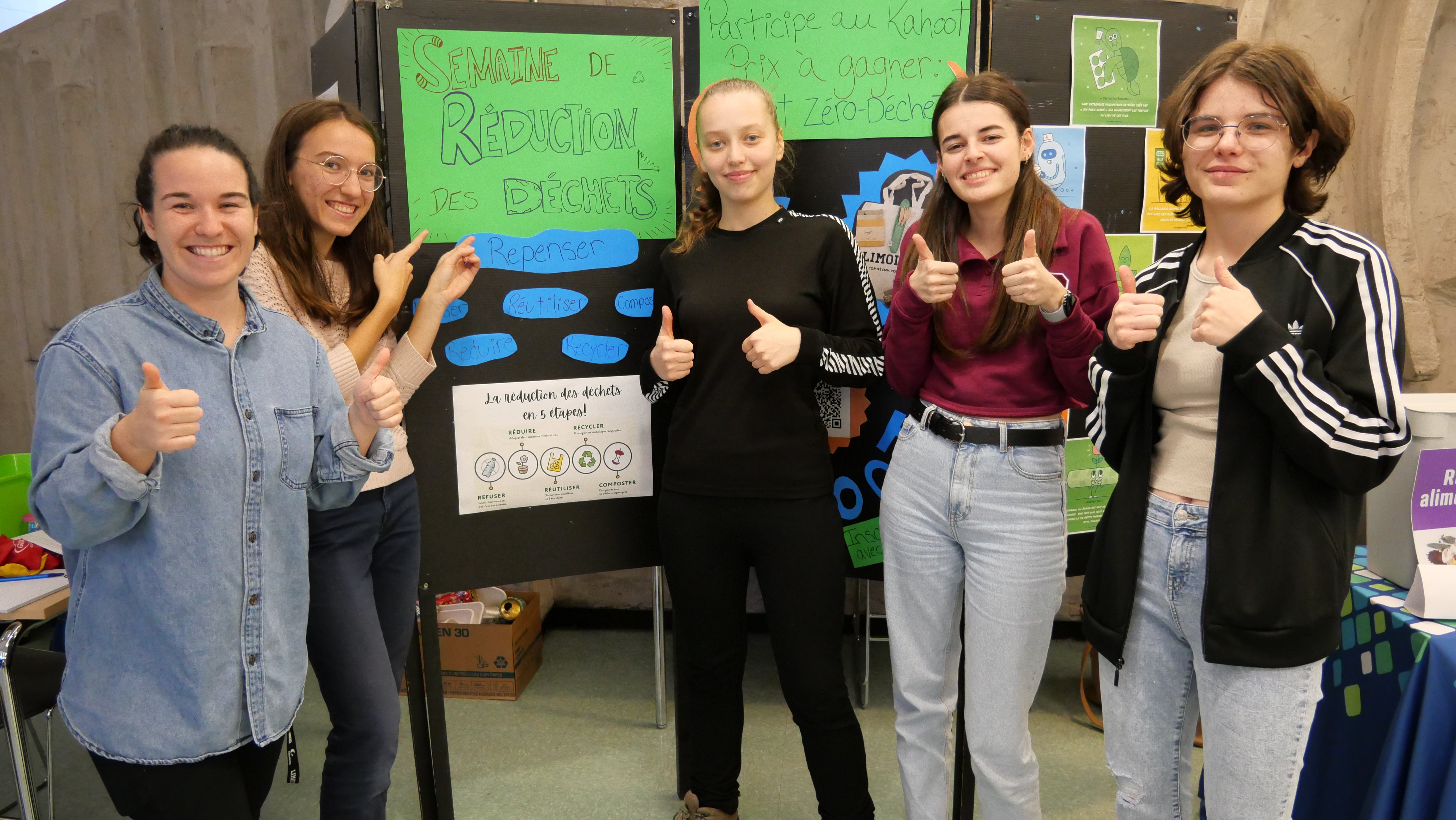 Étudiantes du Cégep Limoilou devant le kiosque de la Semaine de réduction des déchets