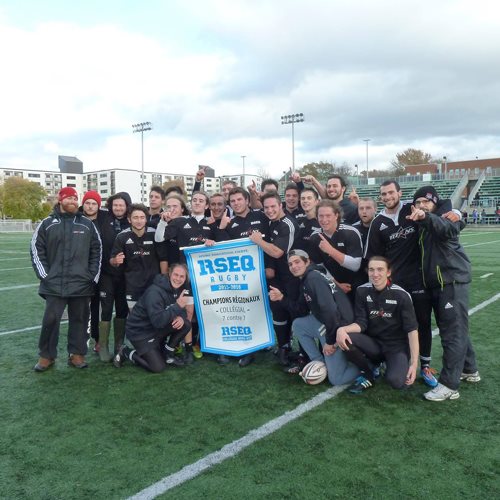 Équipe masculine de rugby avec bannière Champions régionaux