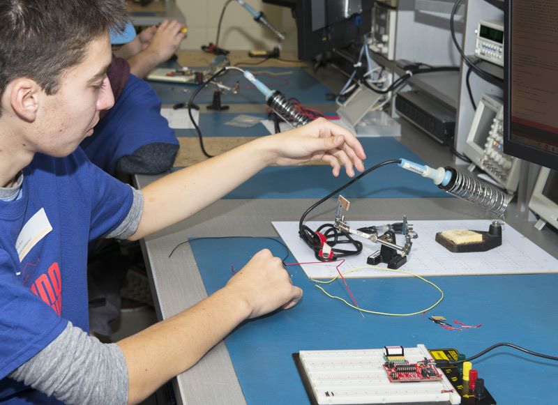 Étudiants du secondaire en atelier pendant l'activité Expérience technogéniale