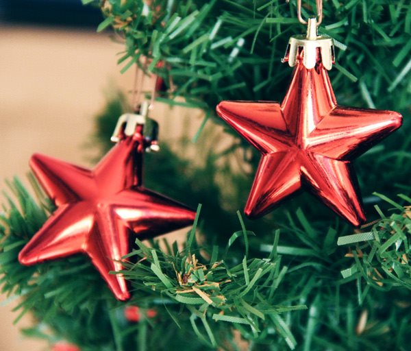 Vue rapprochée de décorations en forme d'étoile dans un sapin de Noël