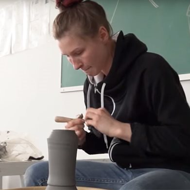 Étudiante en céramique