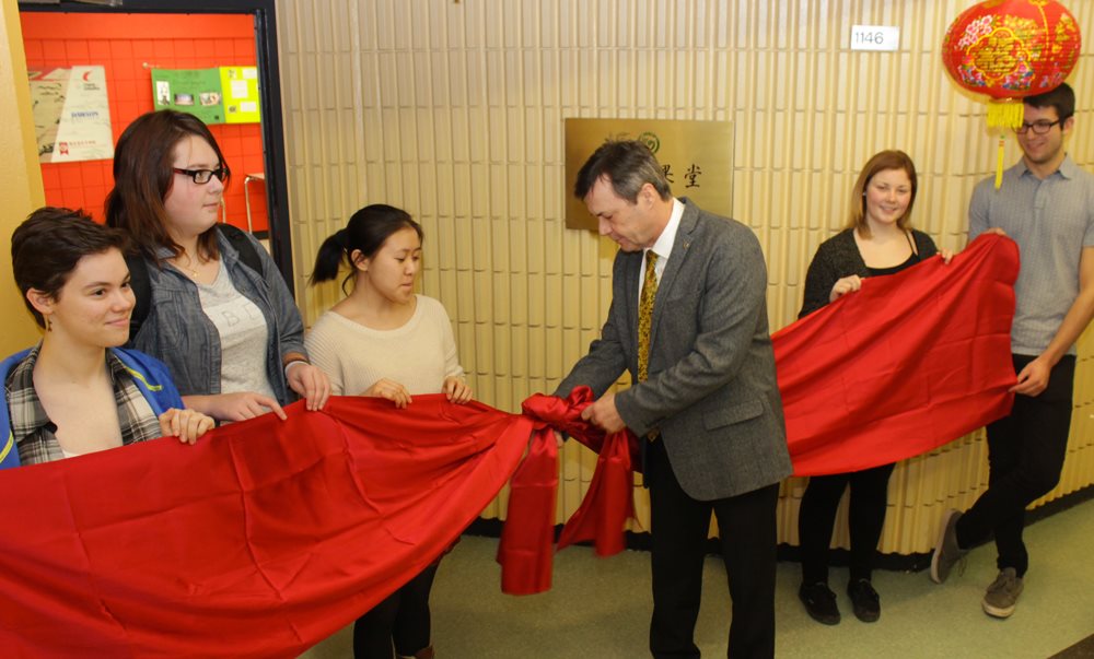 Inauguration de la Classe Confucius - coupe du ruban Louis Grou